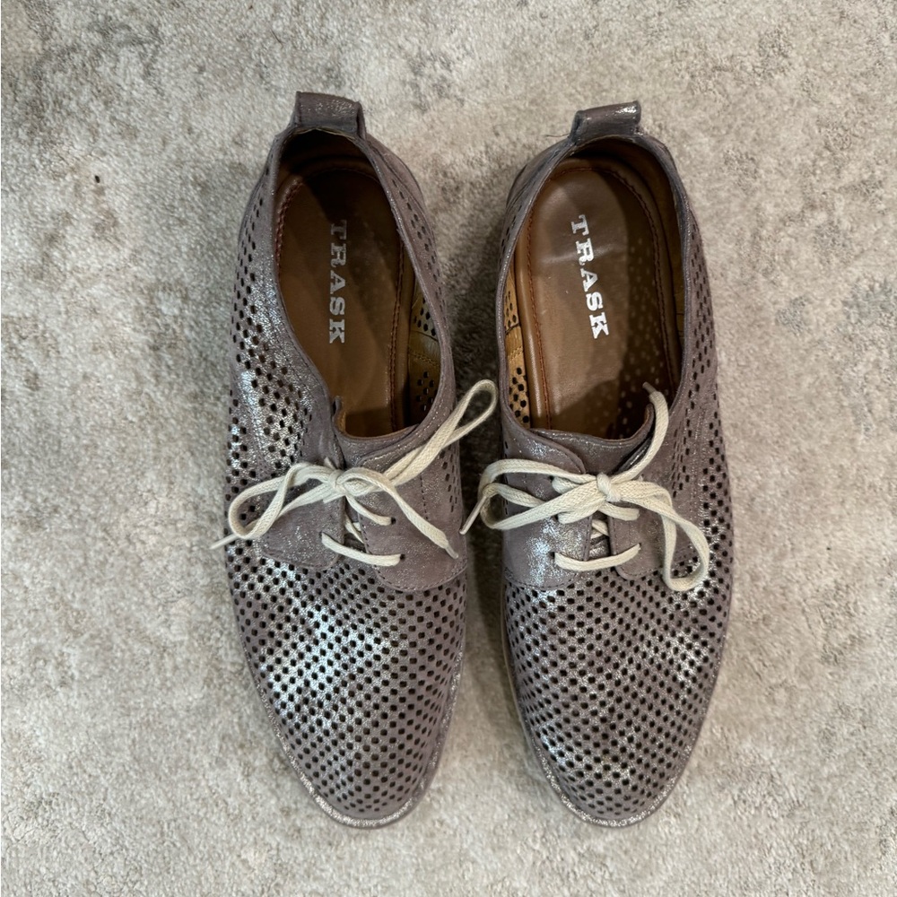 Trask lace up muted metallic size 10